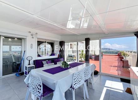 Grand studio rénové avec terrasse de 72 m², véranda récente et vue panoramique sur la baie de roses dans résidence avec piscine et parking