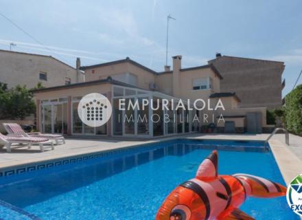 Grande maison avec piscine, garage sur un terrain d'angle au calme.