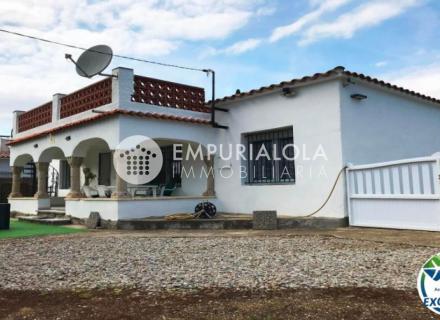 Maison spacieuse avec piscine à vendre à mas boscà roses