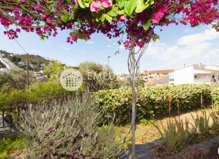 Amplio apartamento con jardín privado cerca de la playa y del centro de la ciudad.
