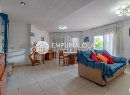 Maison avec grande terrasse et 4 chambres à roses