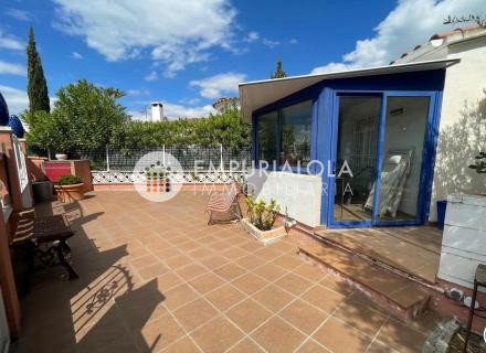 Maison de 3 chambres, 3 salles de bain avec terrasses dans un quartier calme à proximité de la plage.