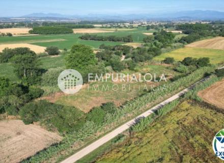 Gran terreno rústico en peralada.