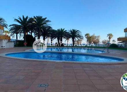 Fantástico apartamento reformado en la primera línea de mar de santa margarita, roses. vista mar.