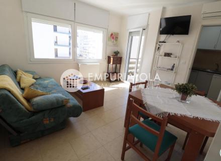Se vende apartamento a 500 metros del mar , parking privado.