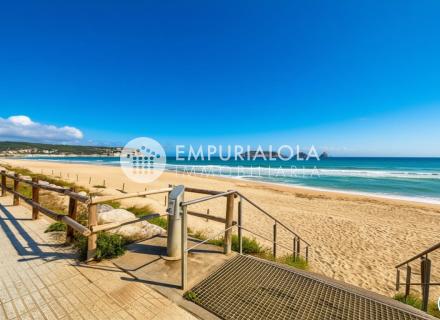 Piso en primera línea de mar en l’estartit – zona griells