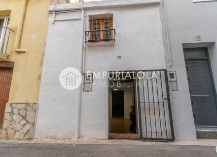 Bonita casa parcialmente reformada.