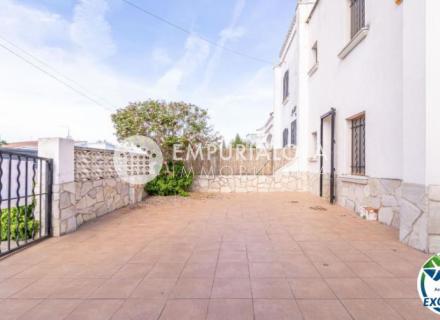 Montgrí maison spacieuse de 4 chambres avec jardin et garage, à seulement quelques pas de la plage