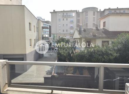 Piso a 70 m del mar y plaza de parking privada