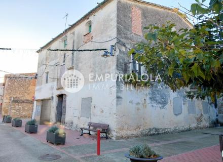 Casa con gran potencial en el centro de santa llogaia