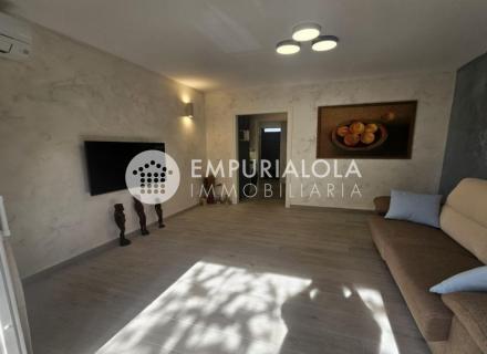 Apartamento reformado centro de empuriabrava a 200m de playa.
